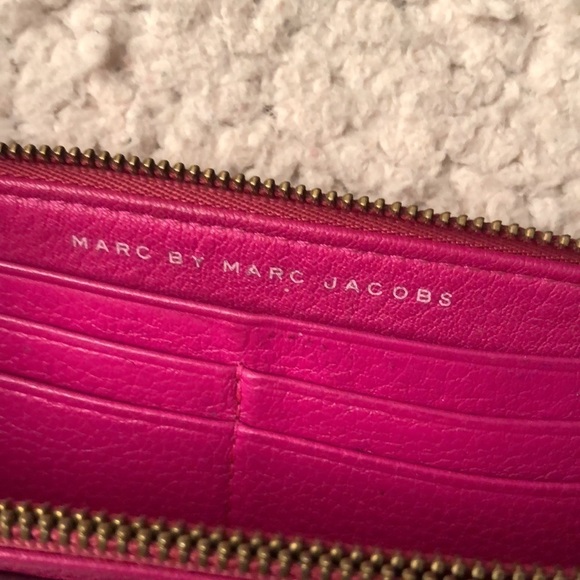 Marc Jacobs hot pink metallic zip wallet fits most iPhones - Picture 5 of 16